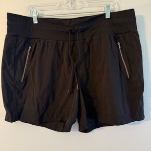 Athleta Trekkie North Shorts Womens 18 Black Nylon Spandex Walk Hiking Stretch
